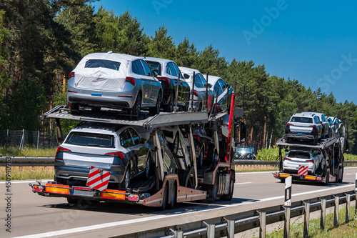 Zwei Autotransporter auf  einer Autobahn © biggi62