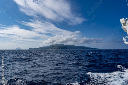 海から見る八丈島 © TAIGA