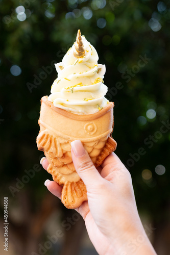 Mano de mujer agarrando helado estilo japonés 