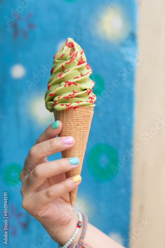 Mano de mujer agarrando helado estilo japonés 