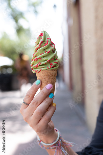 Mano de mujer agarrando helado estilo japonés 