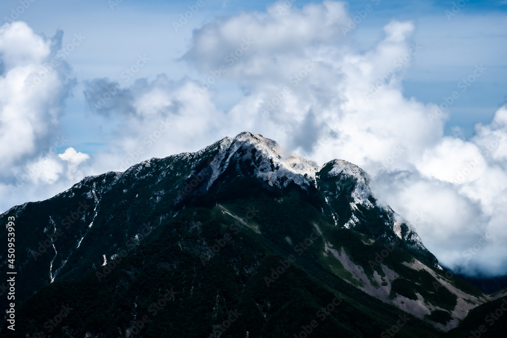 夏雲を纏う山