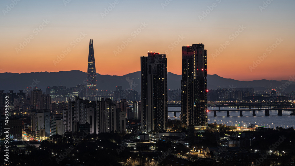 Fototapeta premium city skyline at sunset