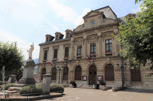 Le memorial de guerre et la mairie vue de l'exterieur, village de Saint Jean en Royans, departement de la Drome, France