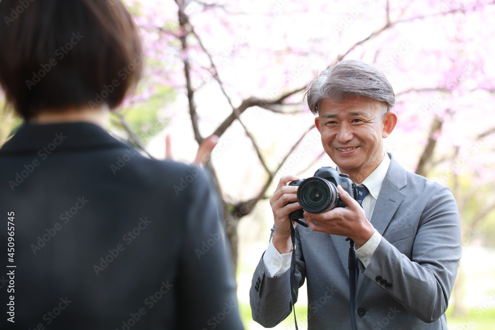 写真を撮る父親 写真を撮る父親