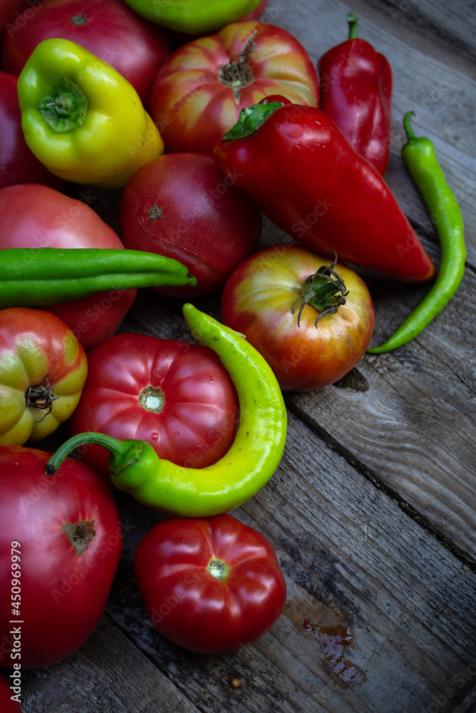 Photo still life in a rustic style a harvest of tomatoes and peppers Photo still life in a rustic style a harvest of tomatoes and peppers