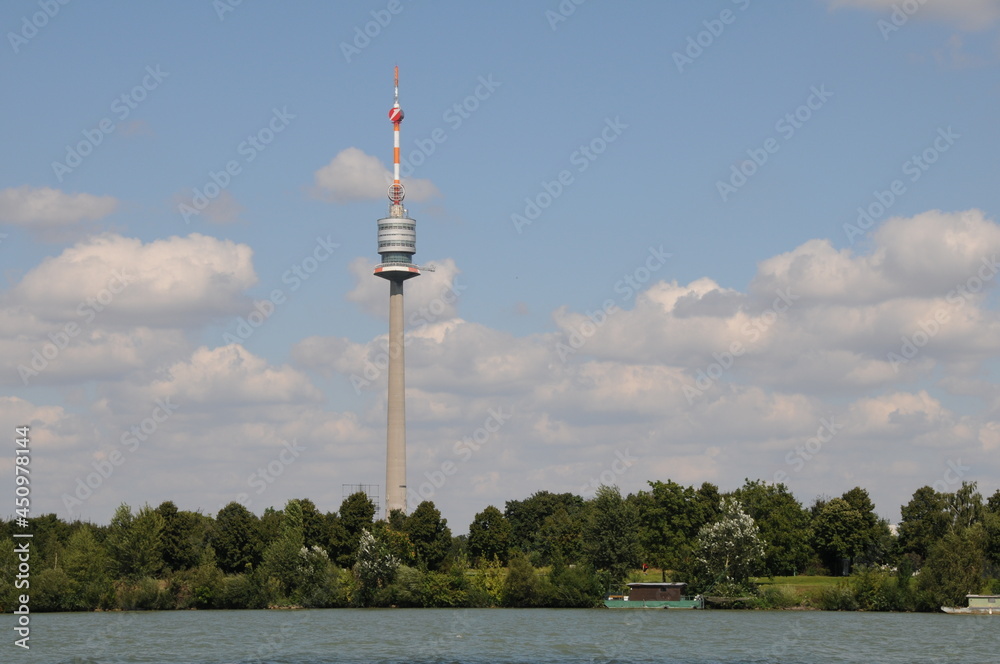 Obraz premium Donauturm mit Wolken in Wien, Österreich, 24.08.2009
