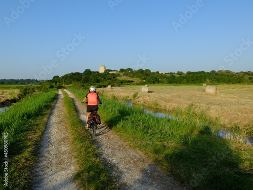  à vélo autour de la tour de Broue ,17 © michelgrangier