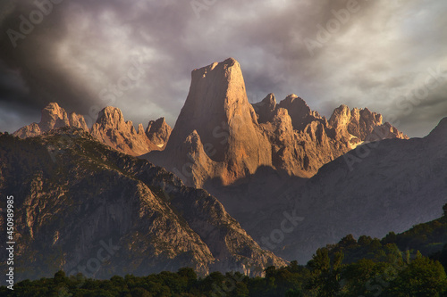 peak urriellu o Naranjo de bulnes .