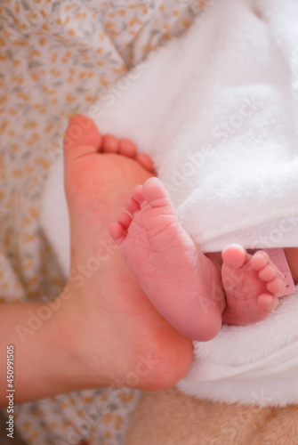 赤ちゃんとお母さんの足の大きさ比べ © hideous410