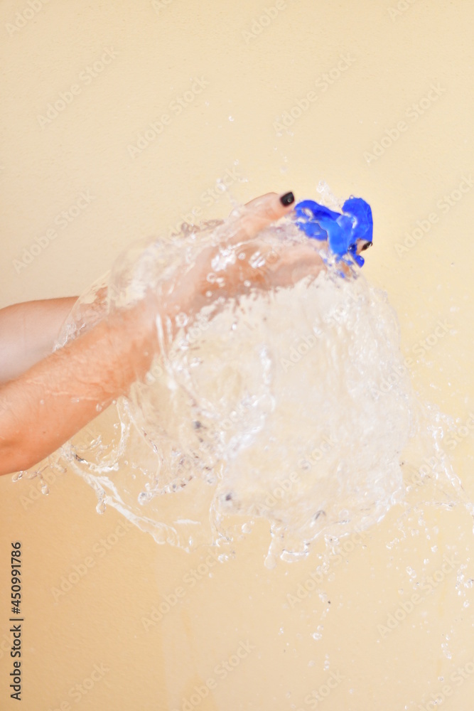 Fototapeta premium EXPLOTANDO GLOBOS DE AGUA