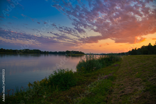 Sonnenuntergang am Rhein bei Rhinau im Elsass