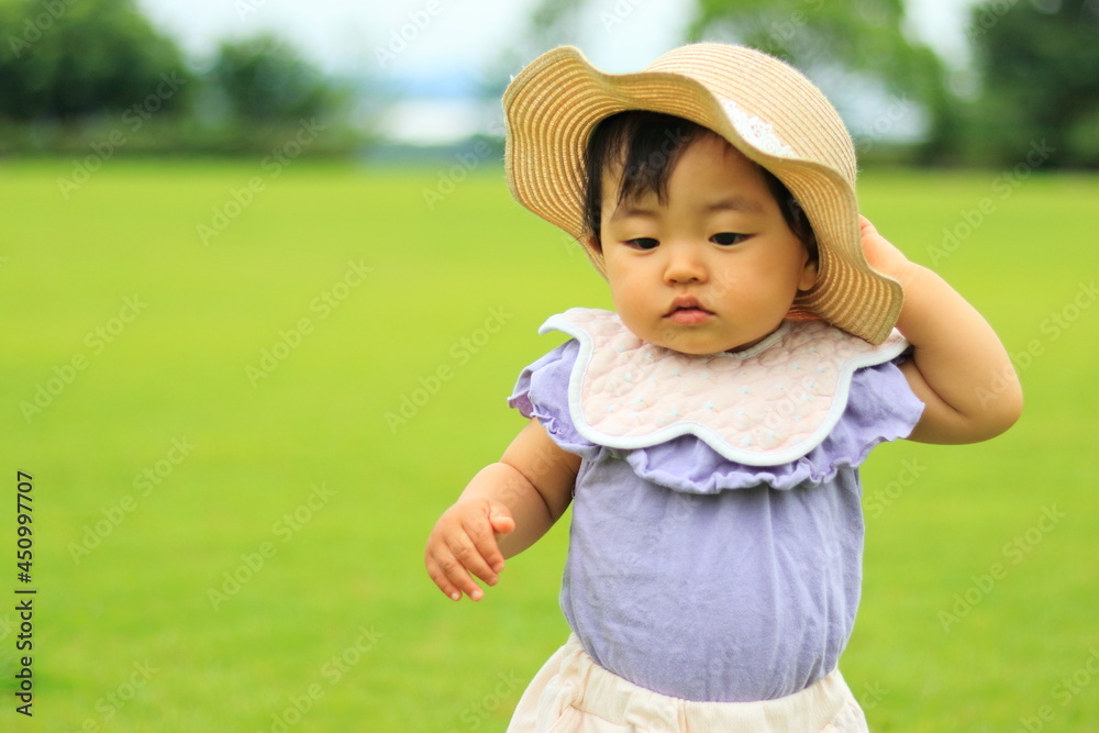 芝生で遊ぶ子供 芝生で遊ぶ子供