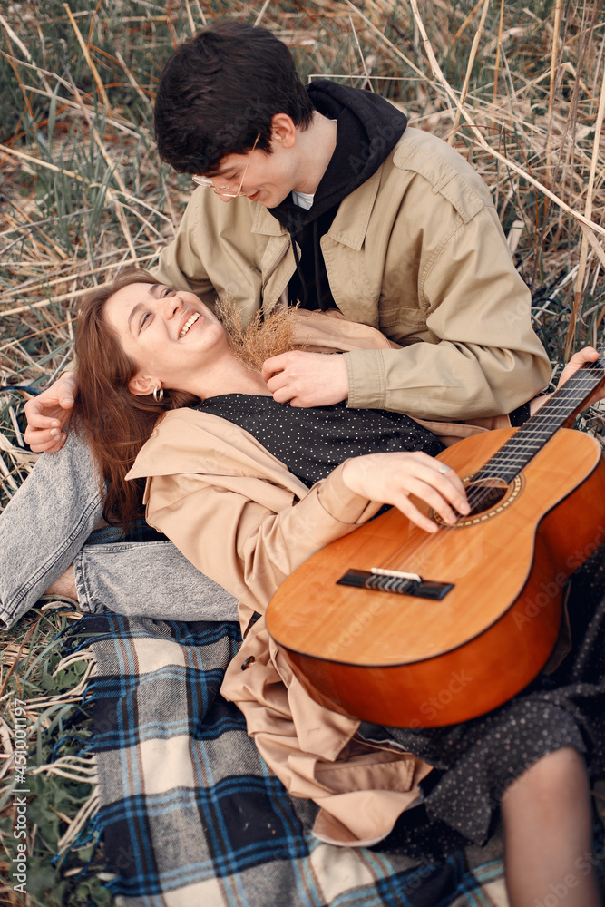Obraz premium Beautiful couple spend time in a autumn field