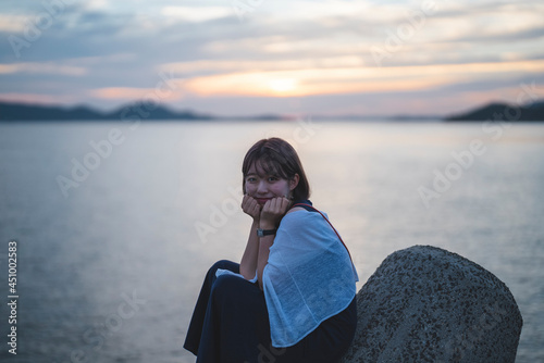 夕暮れの海の女性
