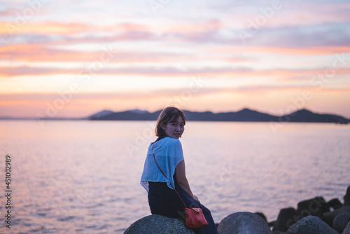 夕暮れの海の女性