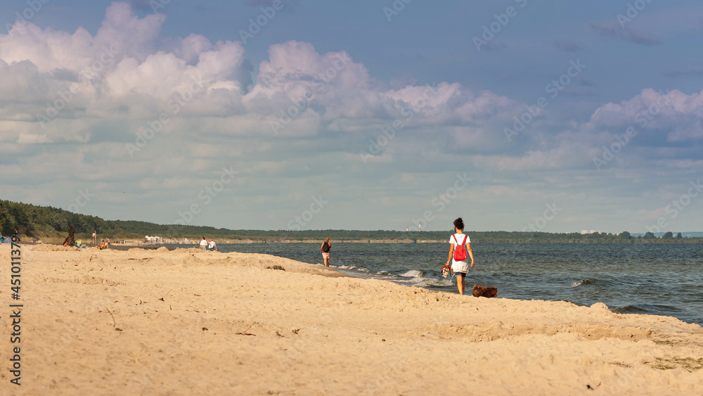 Spacer po bałtyckiej plaży
