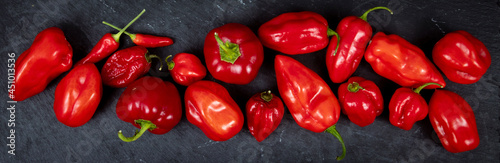 Fotografía fresh organic red habanero hot pepper