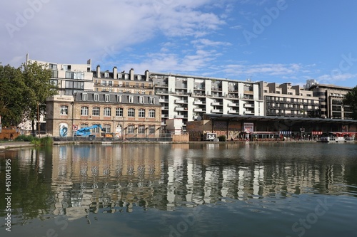 Le bassin de La Villette  qui fait partie des grands canaux parisiens  ville de Paris  France