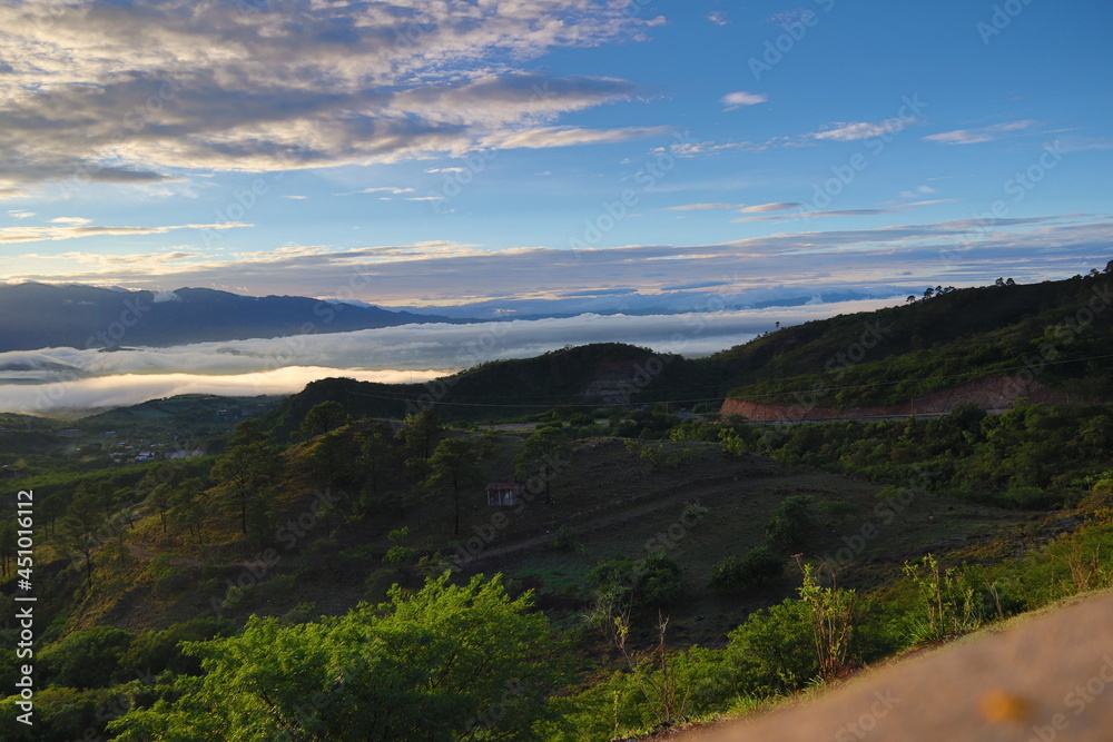 Amanecer en montañas Honduras 