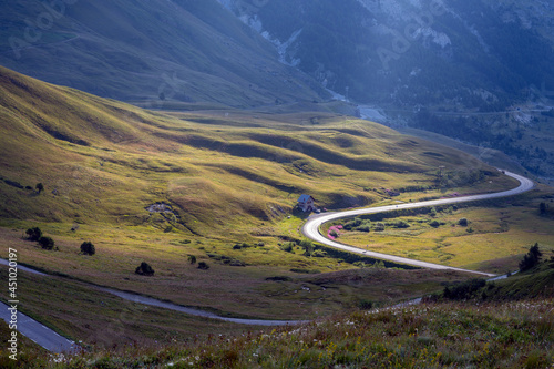 Принти на полотні Route de montagne qui serpente dans les Alpes françaises dans le département des