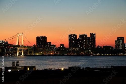 夕暮れ時のレインボーブリッジ