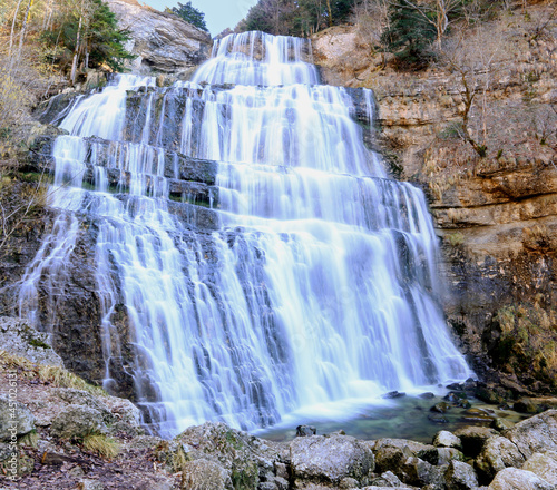 Cascade du H  risson dans le Jura en France pendant l hiver.