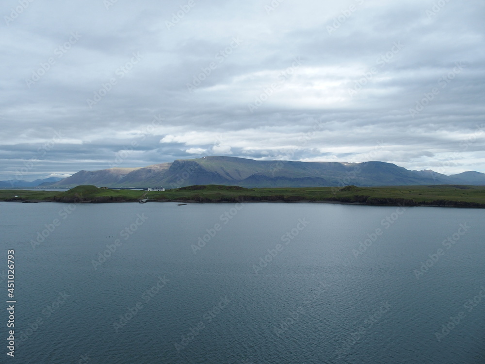 Overwhelming nature on the edge of the Icelandic capital Reykjavik, on the right the residence of the President of the Republic Überwältigende Natur am Rand der isländischen Hauptstadt Reykjavik