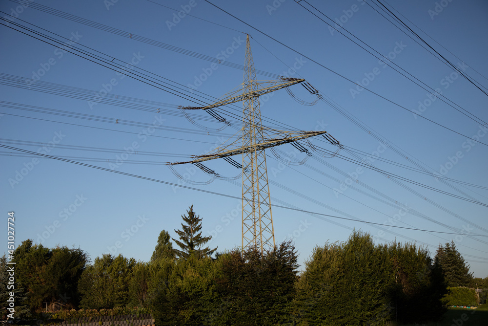 Obraz premium power pylon with power wires, blue sky as background, view from below