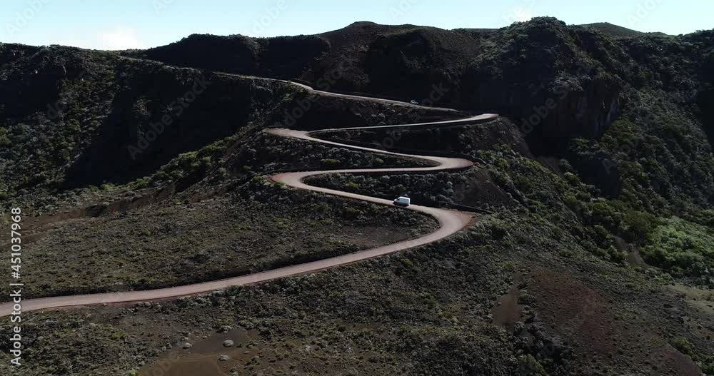 Route sinueuse du volcan du Piton de la Fournaise sur l'ile de La Réunion