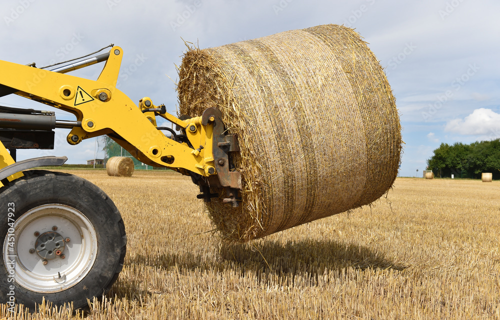 Rundballen transportieren Stock Photo Adobe Stock