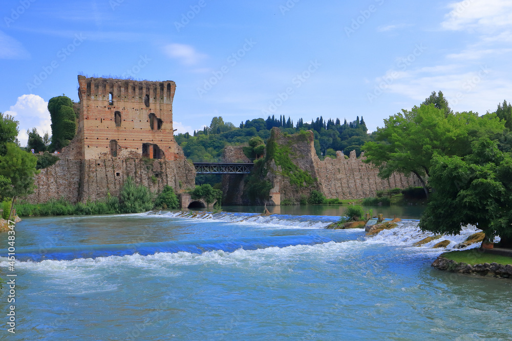 Ταπετσαρία antica torre e mura col fiume mincio a borghetto sul mincio, italia, ancient tow
