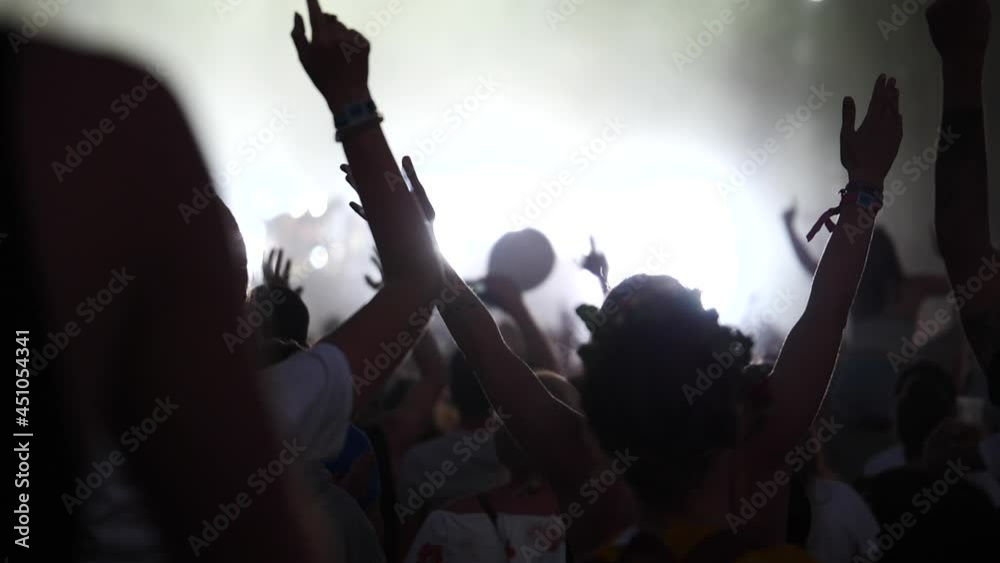 Jeunes silhouettes danse dans un festival de musique