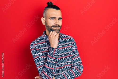 Obraz na plátně Young hispanic man wearing casual clothes thinking concentrated about doubt with