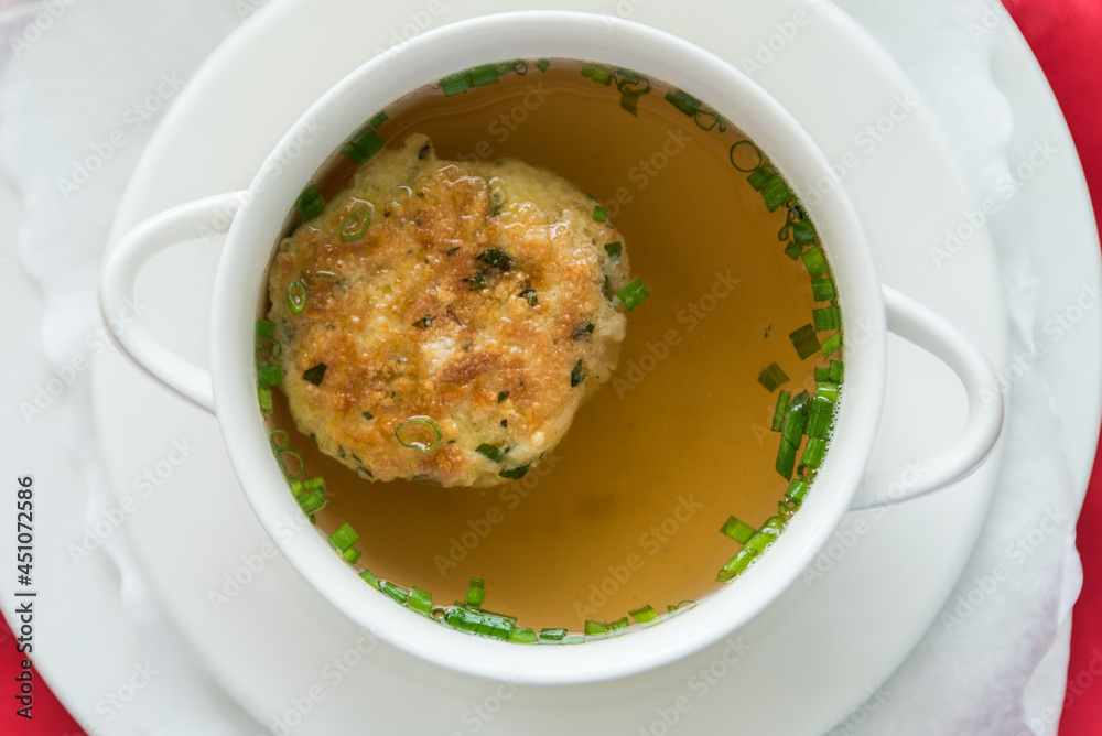 Klare Suppe mit Kaspressknödel Klare Suppe mit Kaspressknödel