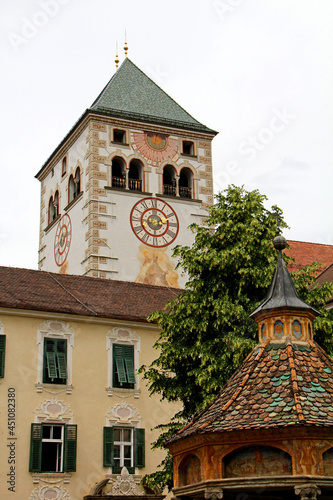il campanile della chiesa gotica dell'abbazia di Novacella