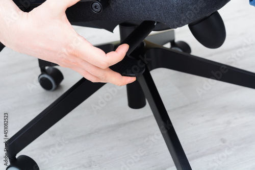 Valokuva Man checks lifting mechanism of chair