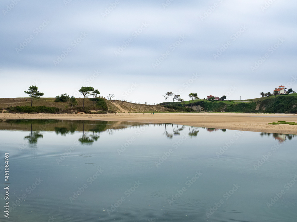 Vistas panorámicas del paisaje reflejado en el agua del río Arroyo del Capitán en Cantabria, España, verano de 2020 Vistas panorámicas del paisaje reflejado en el agua del río Arroyo del Capitán en Cantabria, España, verano de 2020