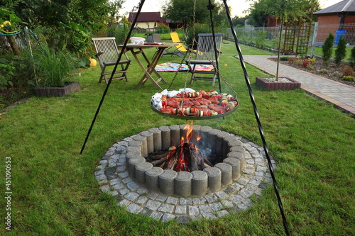 Grill, miejsce w ogrodzie do wypoczynku, relaksu, grillowania, palenia ogniska. Grill with food.