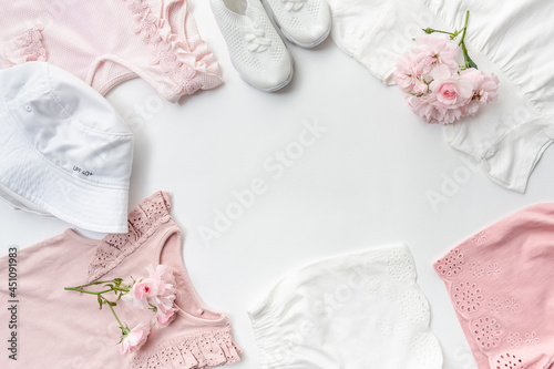 Макет детской одежды из хлопка. Розовые и белые платья, панамы и кроссовки с копией пространства