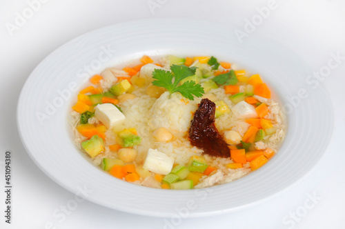 Plato de sopa con verduras