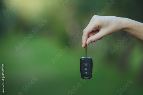 Obraz na płótnie woman holding a car key w salonie