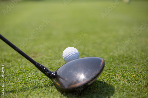 Réglementairement une balle de golf ne doit pas peser plus de 45,93 g pour un diamètre minimum de 42,67 mm et elle doit être parfaitement sphérique.