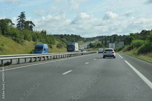 En roulant : voie autoroutière (RN 10) à deux fois deux voies en Charente avec rails de sécurité au centre.