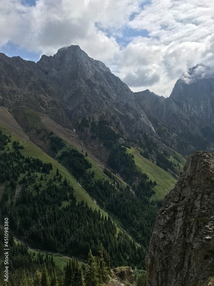 Obraz premium Valley view in the Rocky Mountains