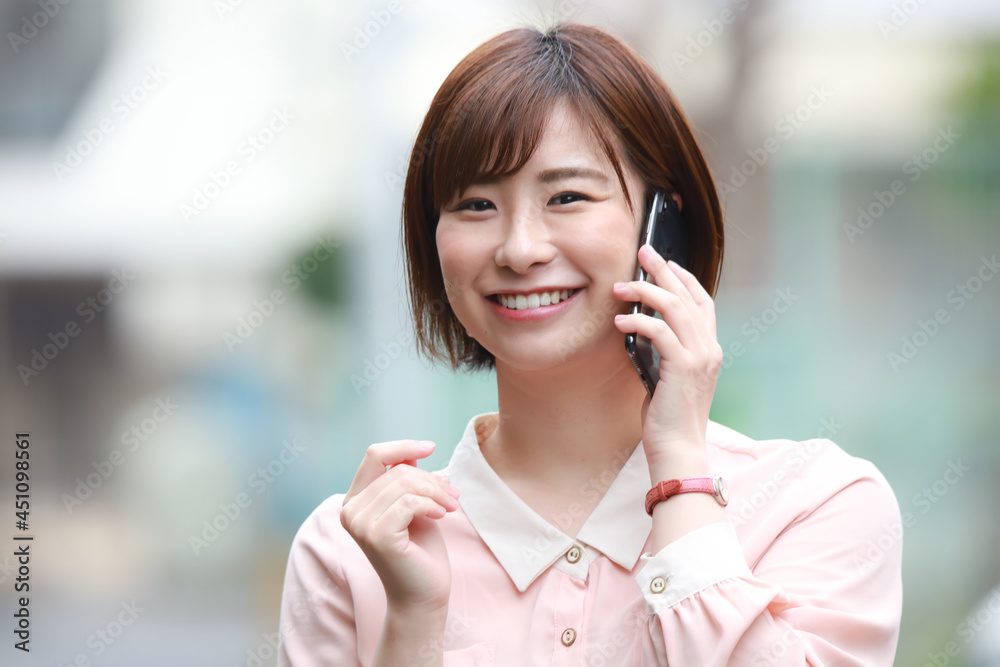 通話する女性 通話する女性