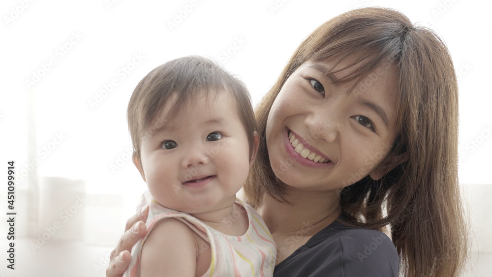 赤ちゃんを抱きしめるお母さん 赤ちゃんを抱きしめるお母さん