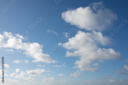 Fototapeta Naklejka Na Ścianę i Meble -  Céu azul com poucas nuvens