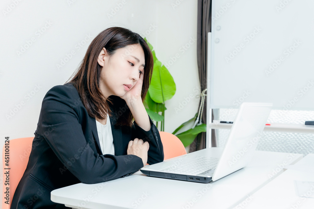 デスクワーク 悩む女性