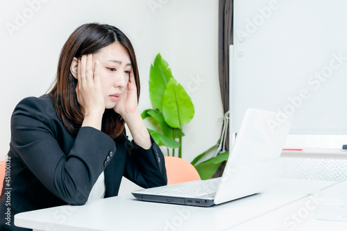 デスクワーク 悩む女性
